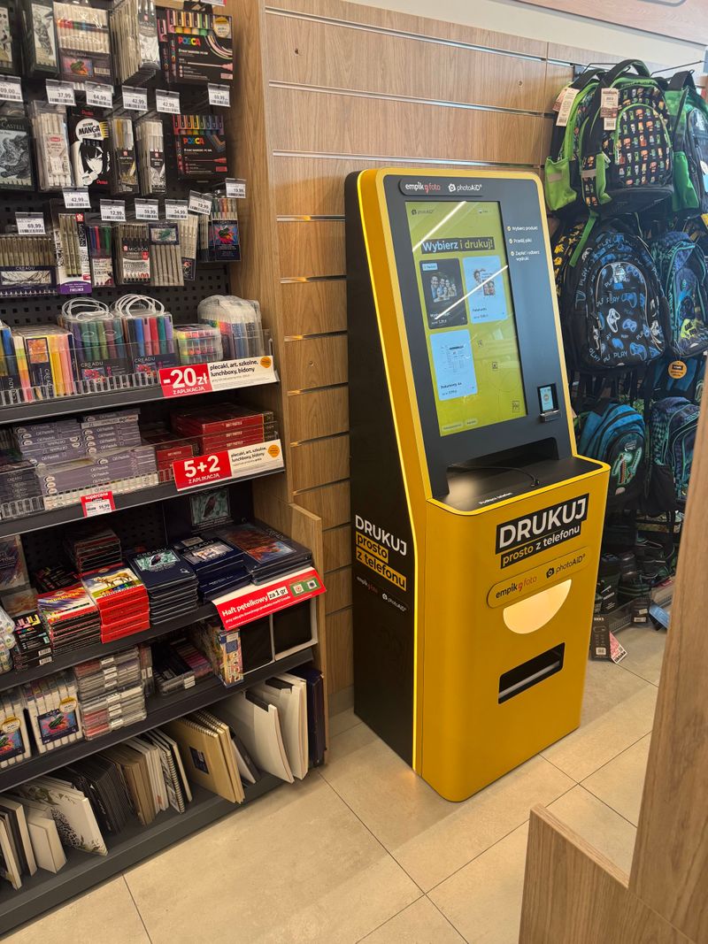 Samoobsługowa drukarnia i foto kiosk PhotoAiD w salonie Empik w CH Atut Ruczaj 2 w Krakowie