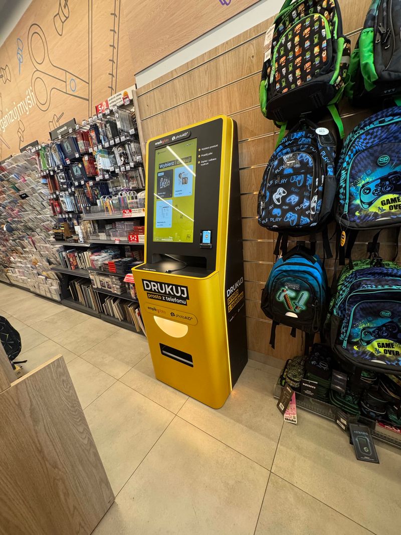 Foto kiosk PhotoAiD z wydrukiem dokumentów A4 w Empik ATUT Ruczaj w Krakowie