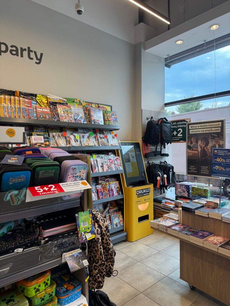 Salon Empik w CH Atut Złocień w Krakowie z foto kioskiem PhotoAiD przy witrynie