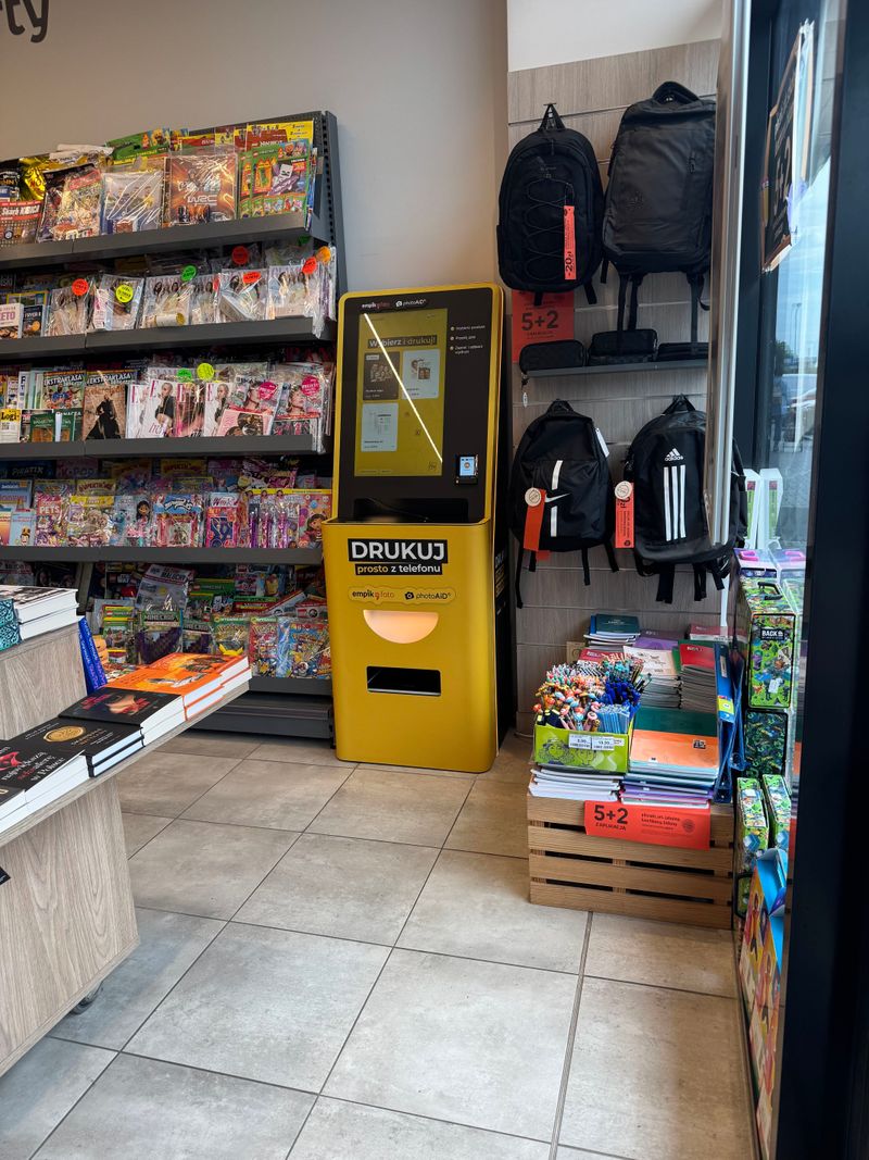 Foto kiosk PhotoAiD w Empiku w CH Atut Złocień, widok od wejścia do salonu