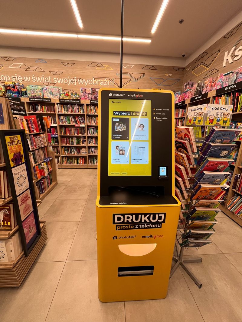 Foto kiosk PhotoAiD w salonie Empik w galerii Auchan Komorniki w Poznaniu
