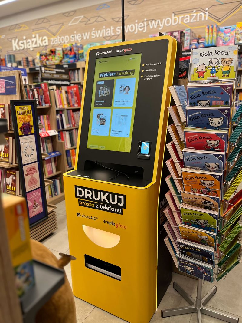 Wywoływanie zdjęć i druk A4 w foto kiosku PhotoAiD w Empik Auchan Komorniki