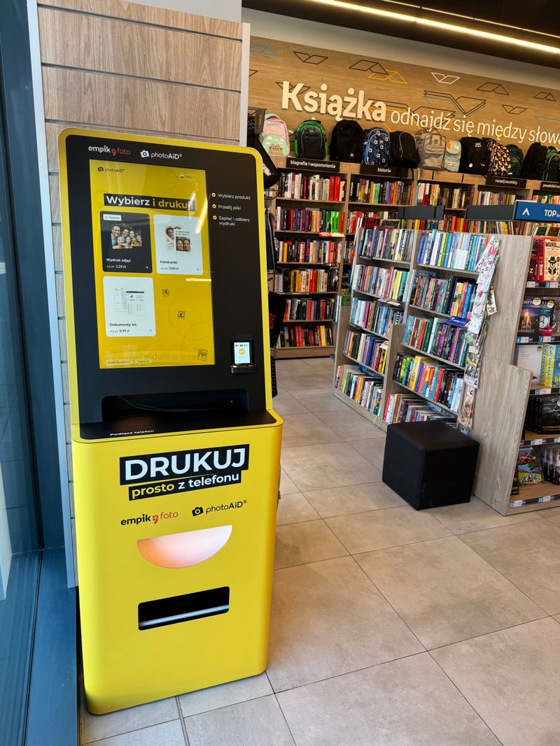 Wywoływanie zdjęć w foto kiosku PhotoAiD w Empik Babice Nowe w gminie Stare Babice