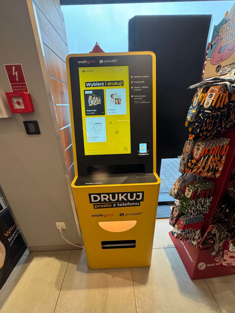 Foto kiosk PhotoAiD w salonie Empik w parku handlowym BIG Łubna z ekranem wyboru wydruku zdjęć i dokumentów A4