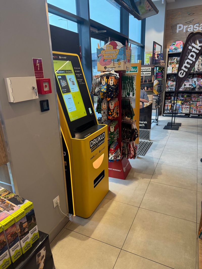 Samoobsługowy foto kiosk PhotoAiD do wywoływania zdjęć w Empiku w Łubnej, widok z boku