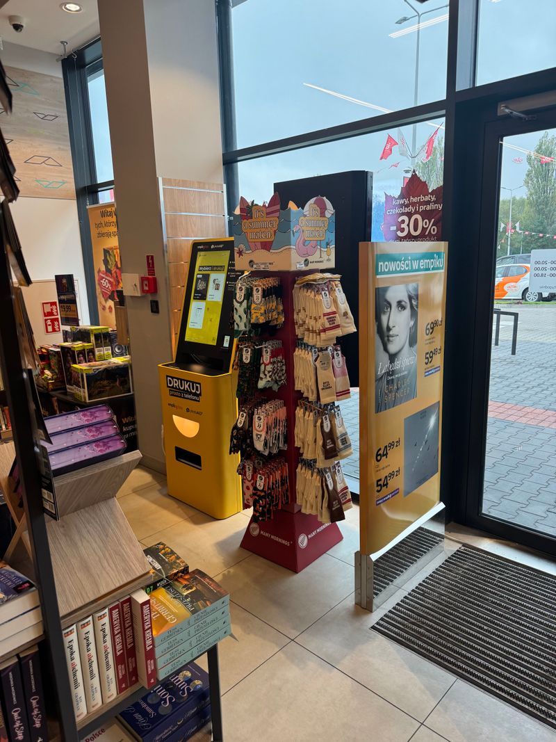 Foto kiosk PhotoAiD przy wejściu do salonu Empik w parku handlowym BIG Łubna