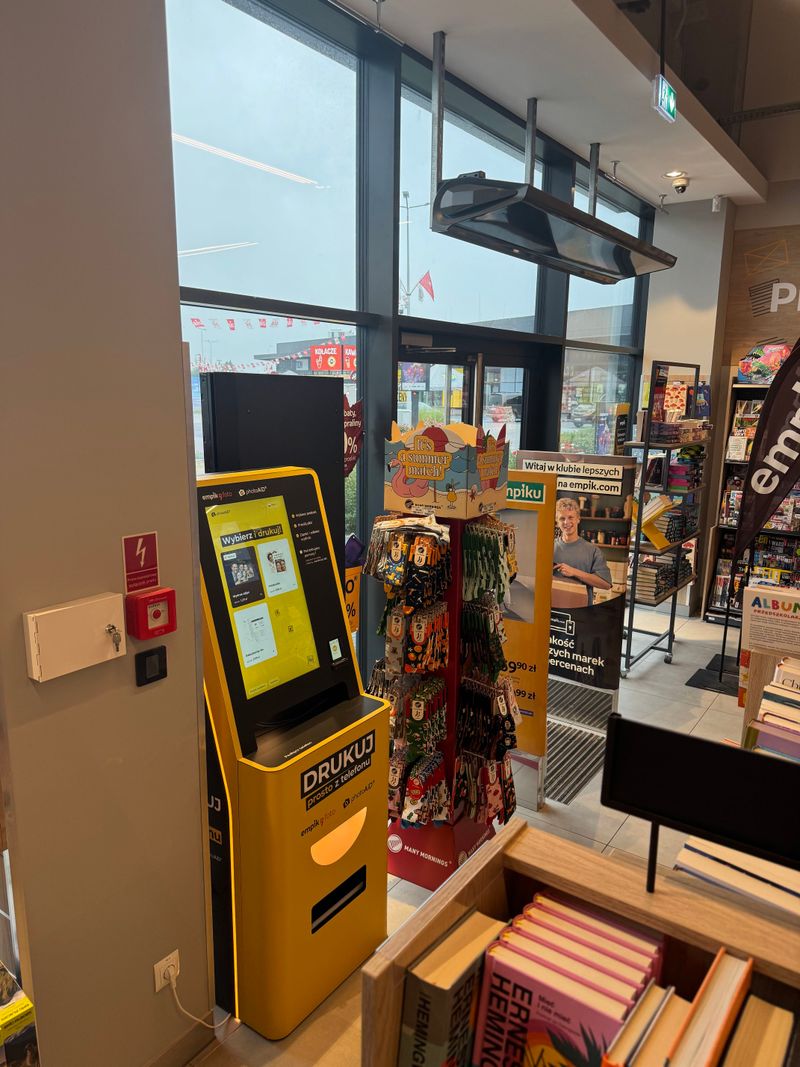 Foto kiosk PhotoAiD do druku zdjęć i dokumentów w salonie Empik w Łubnej