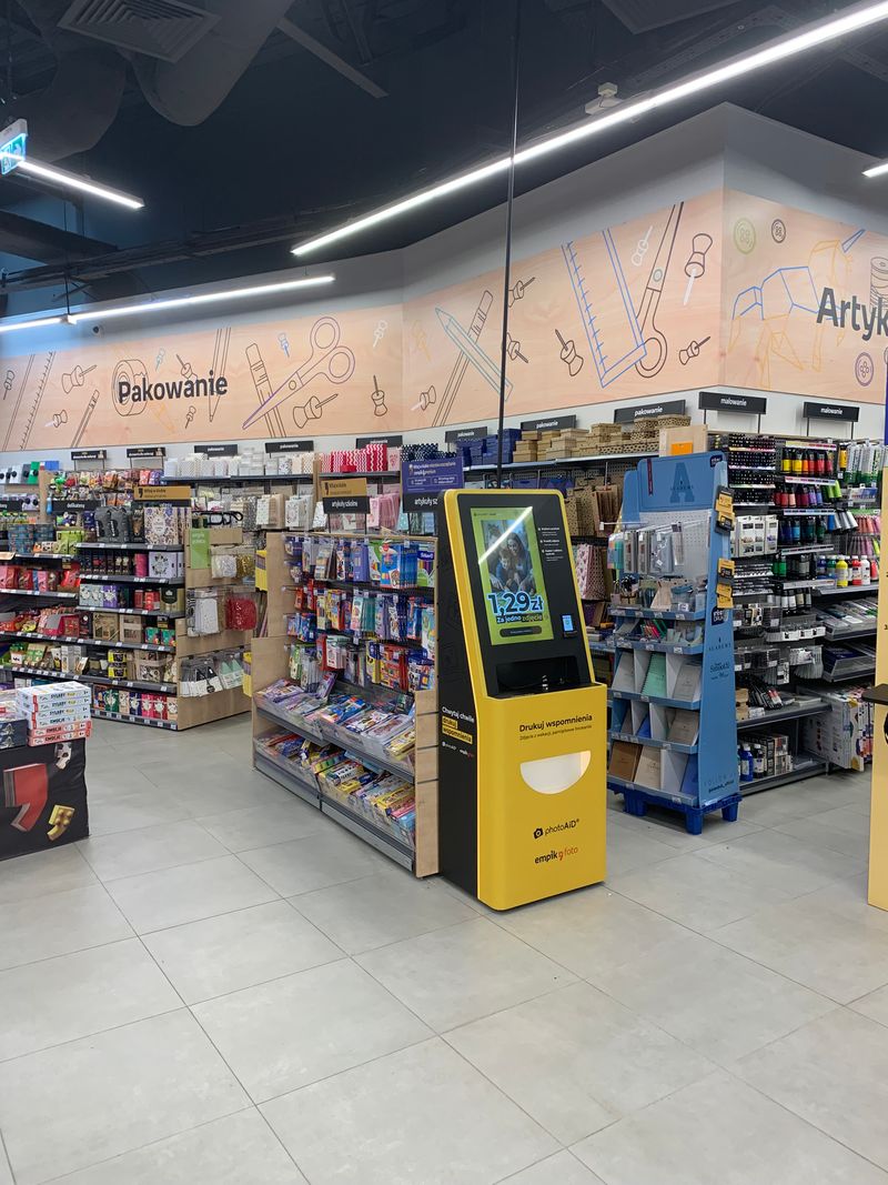 Wywoływanie zdjęć i kartki okolicznościowe w foto kiosku PhotoAiD w Empik Centrum Skorosze