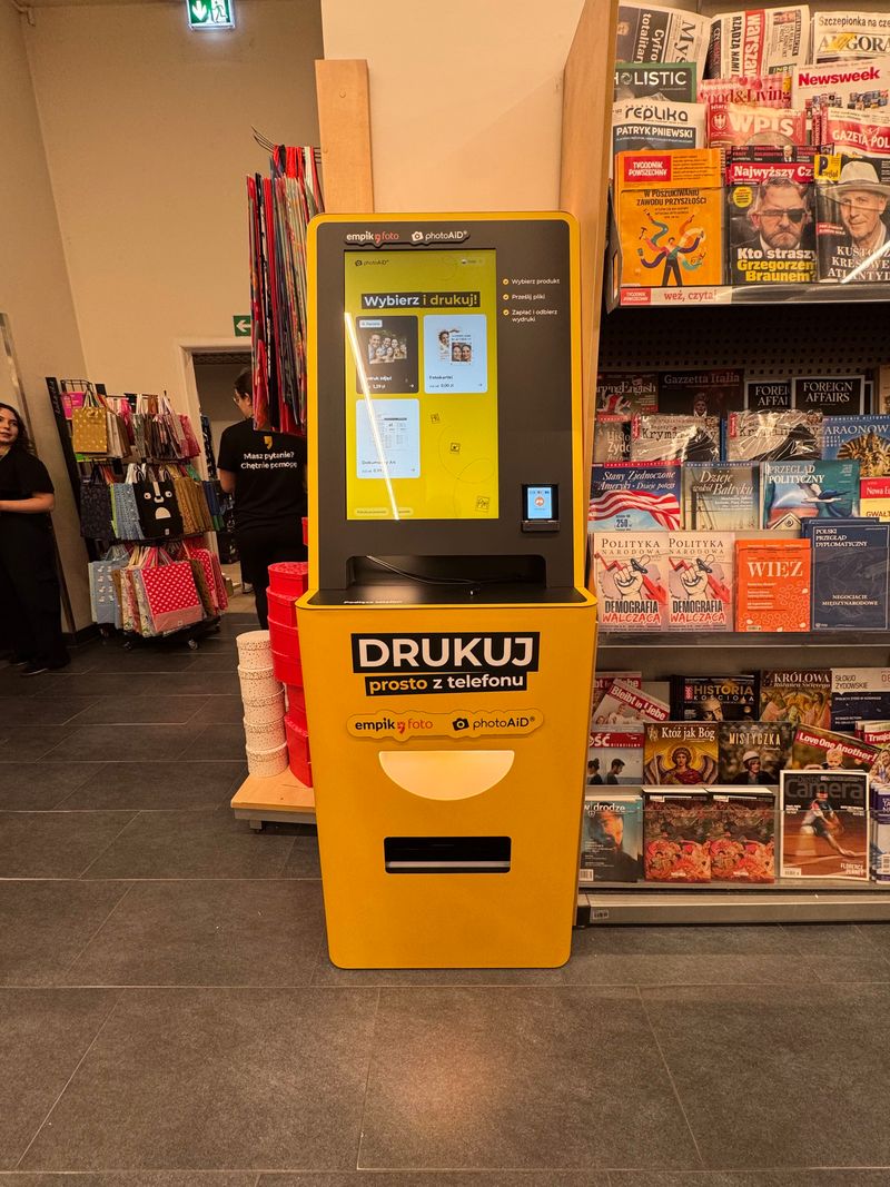 Foto kiosk PhotoAiD do wywoływania zdjęć w salonie Empik w CH Bonarka w Krakowie