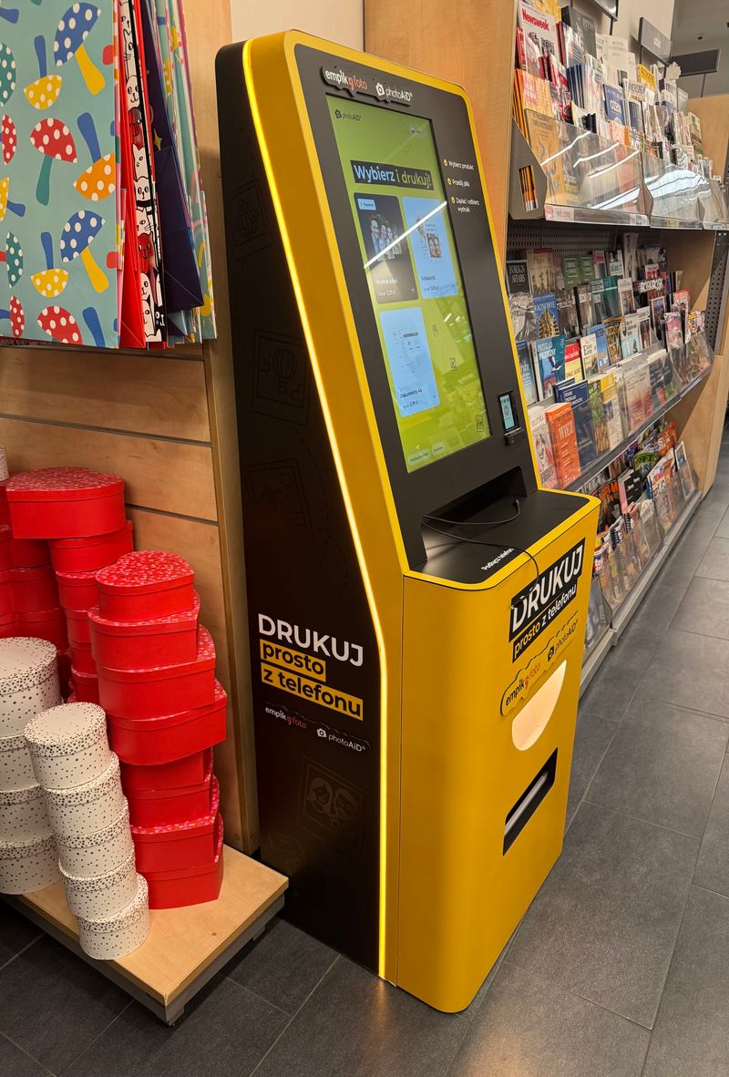 Samoobsługowa drukarnia A4 i foto kiosk PhotoAiD w salonie Empik w CH Bonarka w Krakowie