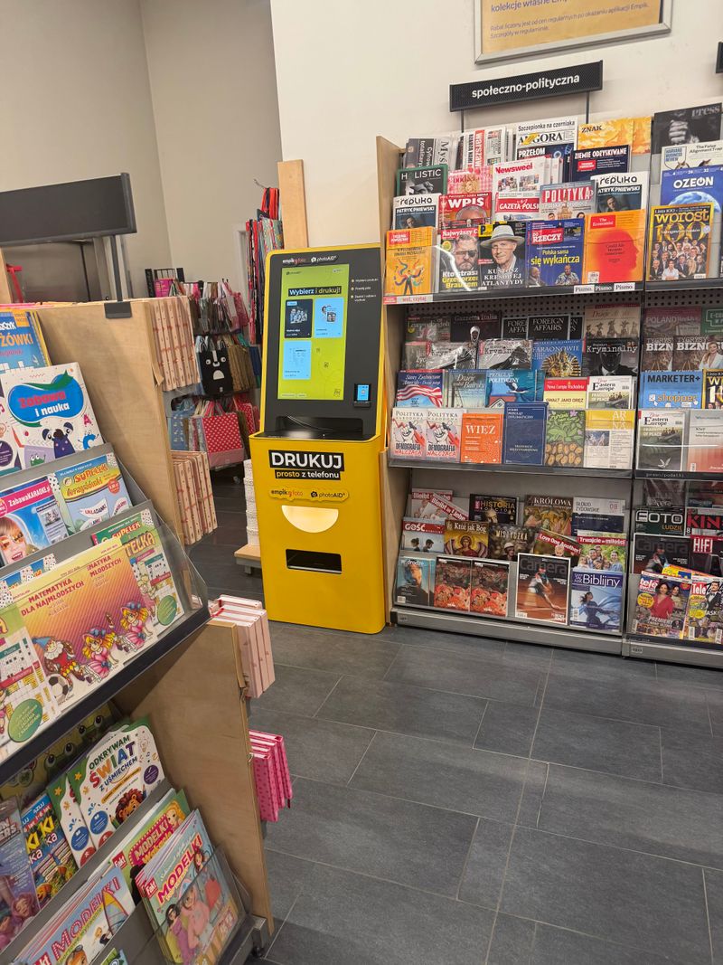 Foto kiosk PhotoAiD przy dziale prasy w salonie Empik w CH Bonarka w Krakowie