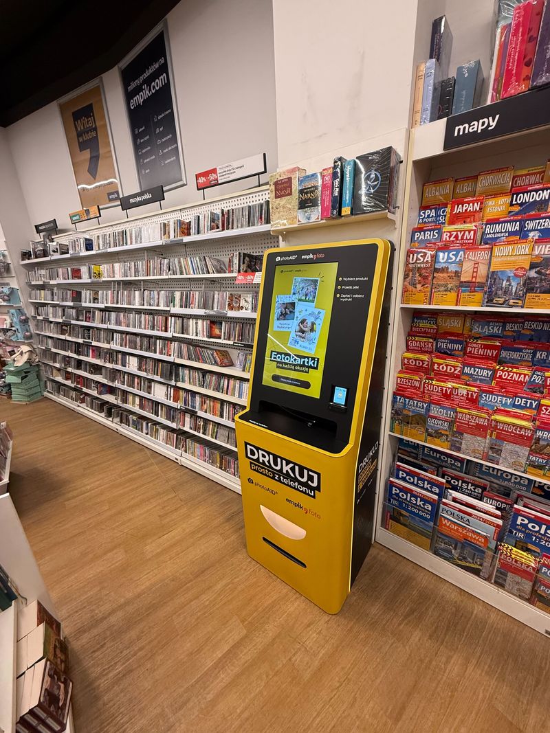 Żółto-czarny foto kiosk PhotoAiD do wydruku zdjęć i dokumentów w Empik CH Borek