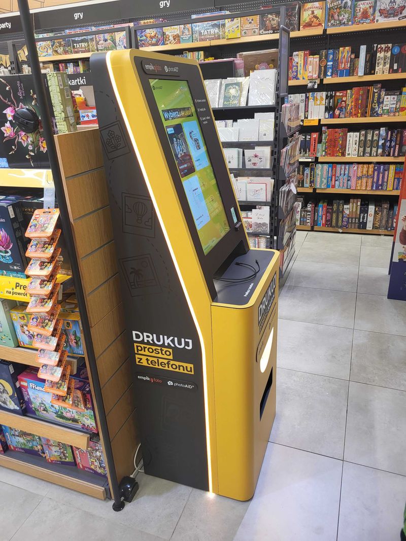 Wywoływanie zdjęć i druk A4 w foto kiosku PhotoAiD w Empik CH M1 Kraków