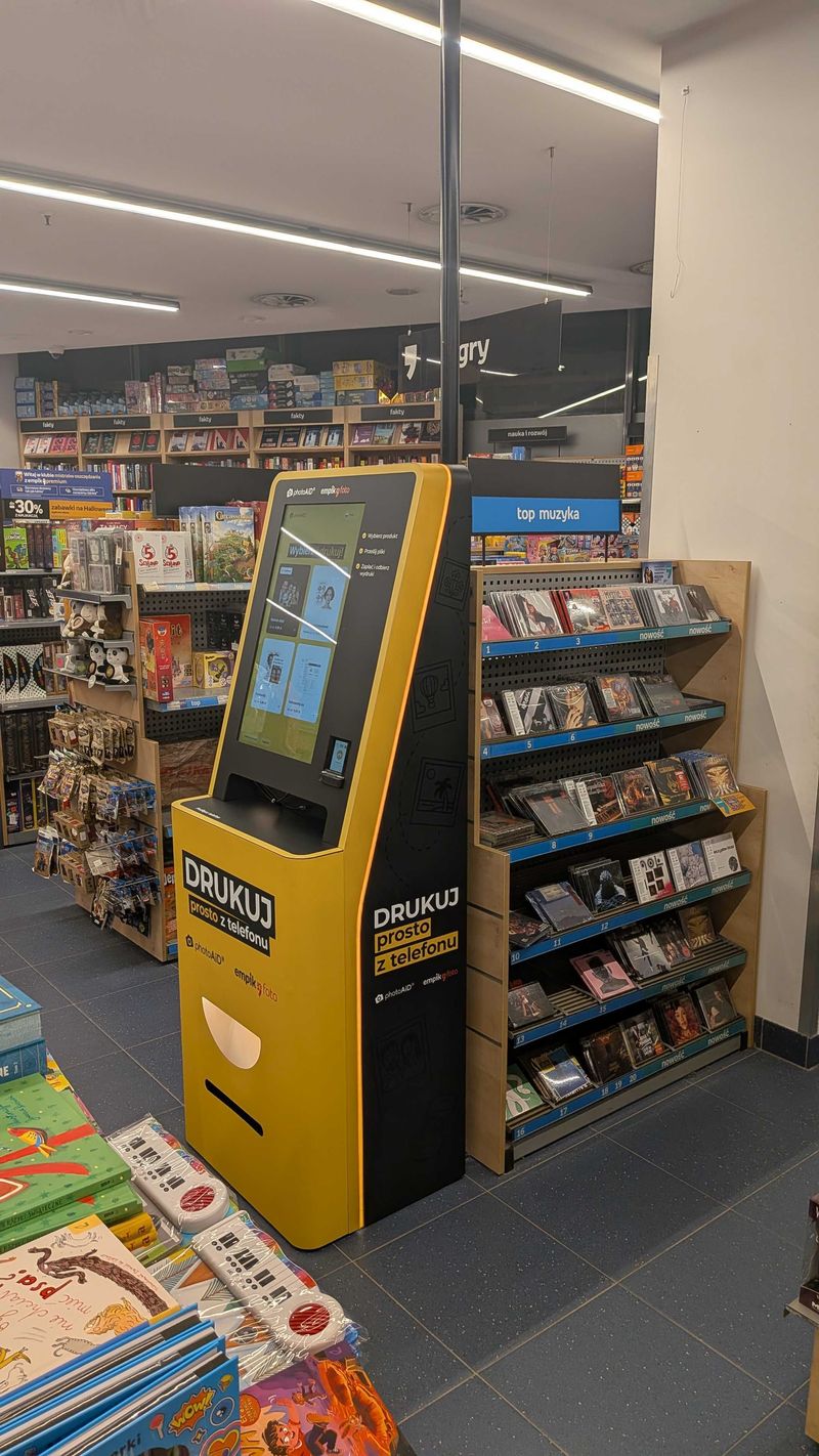 Żółto-czarny foto kiosk PhotoAiD do wydruku zdjęć i dokumentów w Empik CH Manhattan