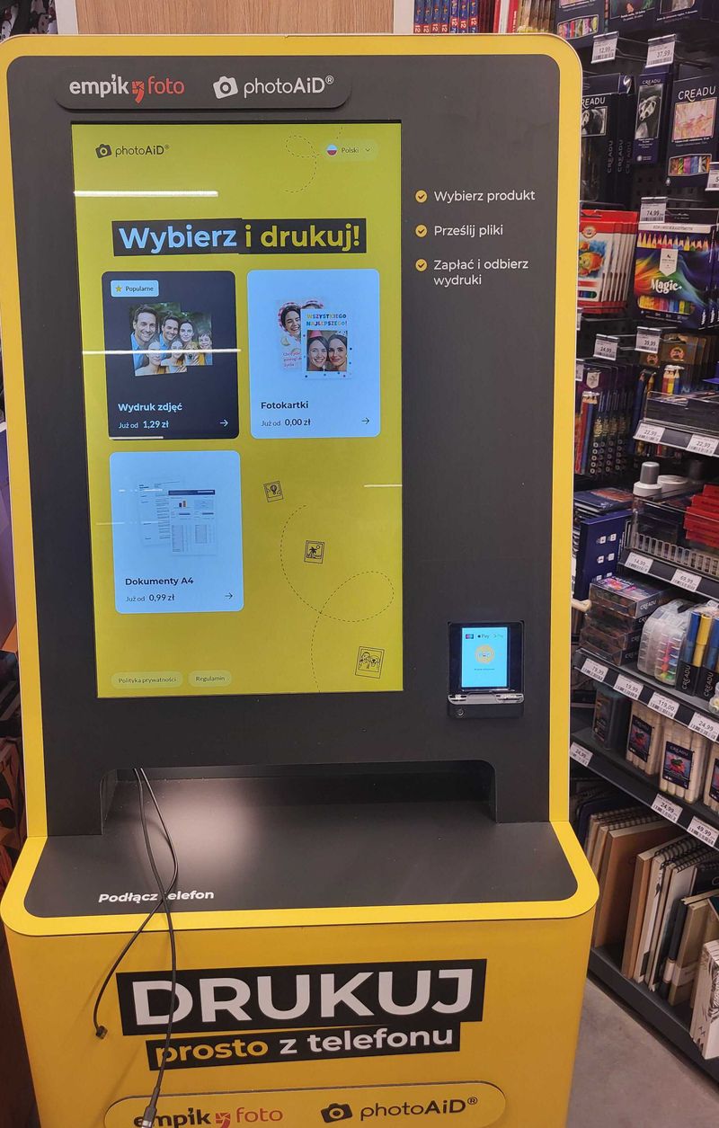 Ekran foto kiosku PhotoAiD z wyborem wydruku zdjęć, fotokartek i dokumentów A4 w Empiku w Krakowie