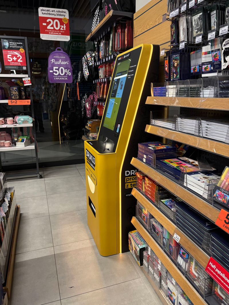 Foto kiosk PhotoAiD w salonie Empik w CH Serenada w Krakowie, widok od strony wejścia