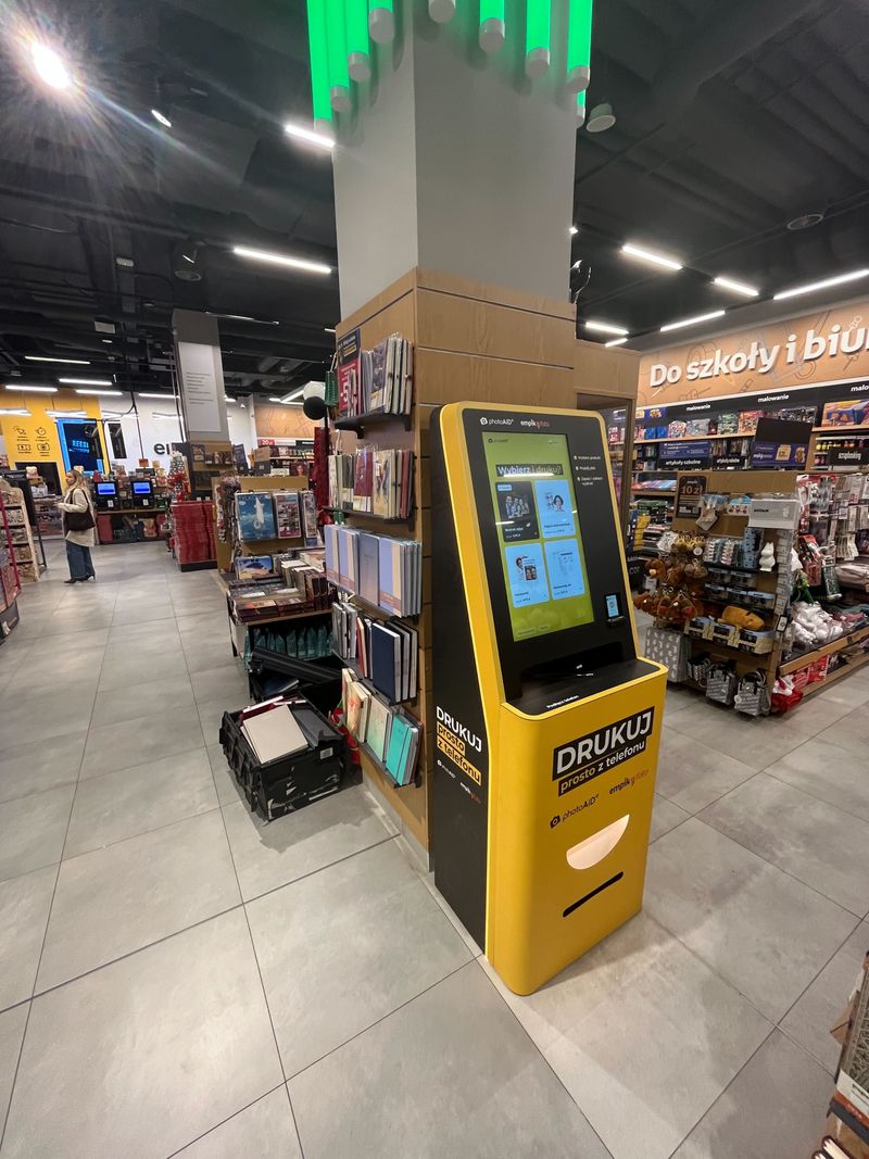 Wywoływanie zdjęć i druk A4 w foto kiosku PhotoAiD w Empik Wroclavia
