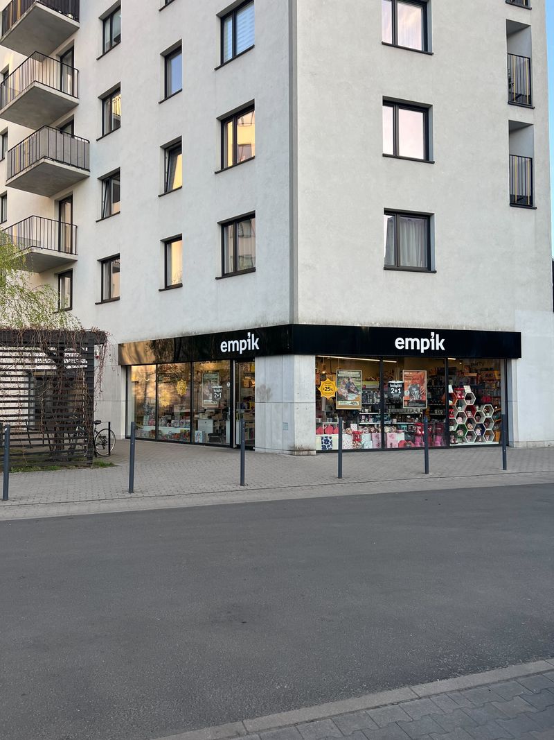Żółto-czarny foto kiosk PhotoAiD do wydruku zdjęć i dokumentów w Empik Chorwacka