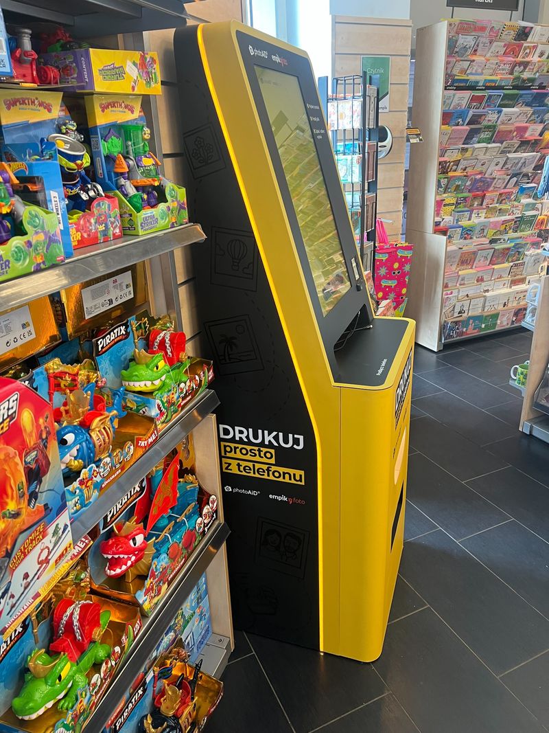 Żółto-czarny foto kiosk PhotoAiD do wydruku zdjęć i dokumentów w Empik Factoria Park