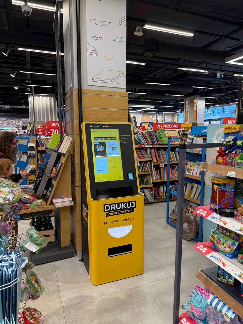 Żółto-czarny foto kiosk PhotoAiD do wydruku zdjęć i dokumentów w Empik Forum Gdańsk