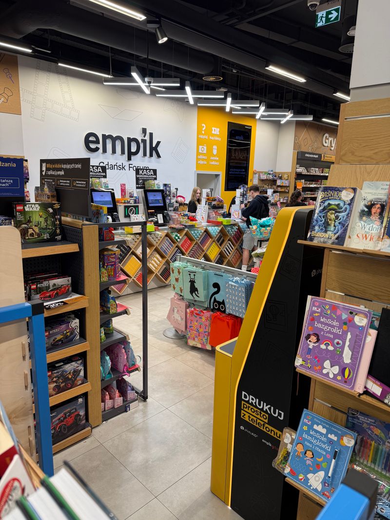 Salon Empik w Forum Gdańsk z foto kioskiem PhotoAiD przy kasach