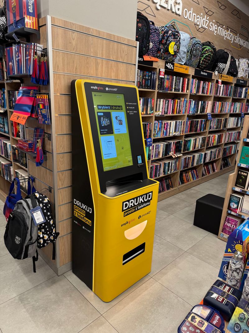 Żółto-czarny foto kiosk PhotoAiD do wydruku zdjęć i dokumentów w Empik Galeria Biłgorajska