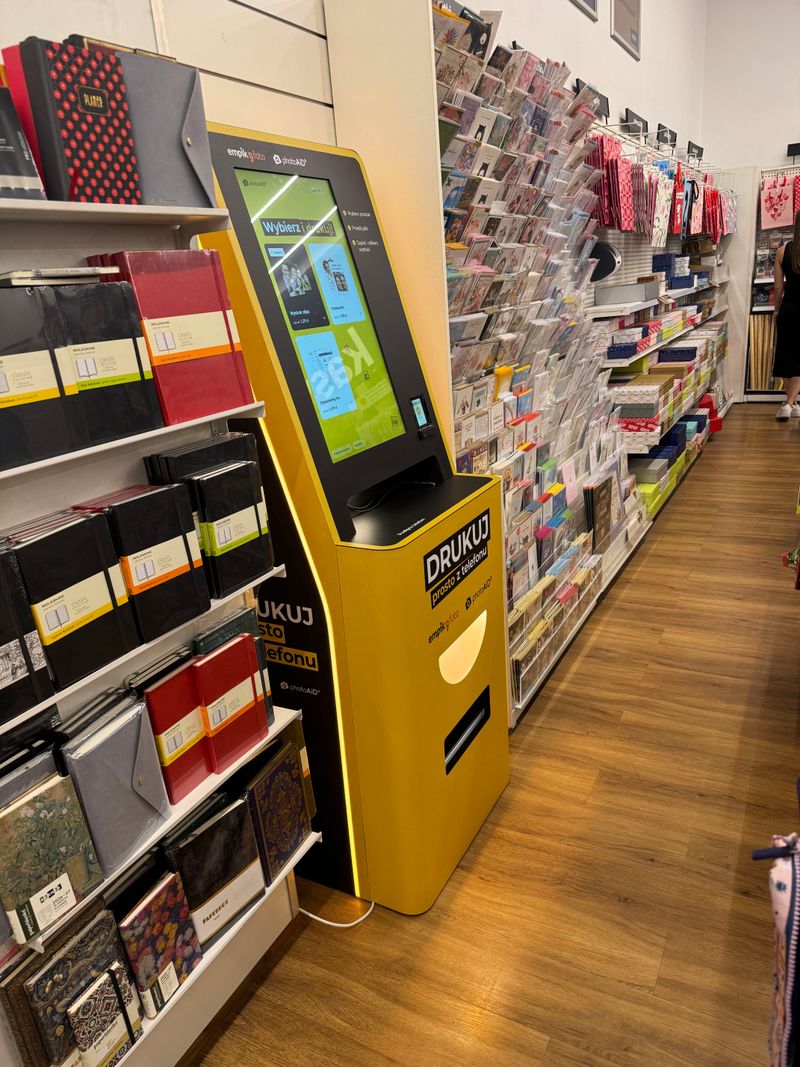 Ekran dotykowy i terminal płatniczy foto kiosku PhotoAiD w Empiku w Galerii Bronowice