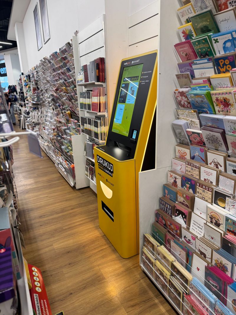 Samoobsługowy foto kiosk PhotoAiD do wywoływania zdjęć w Galerii Bronowice w Krakowie