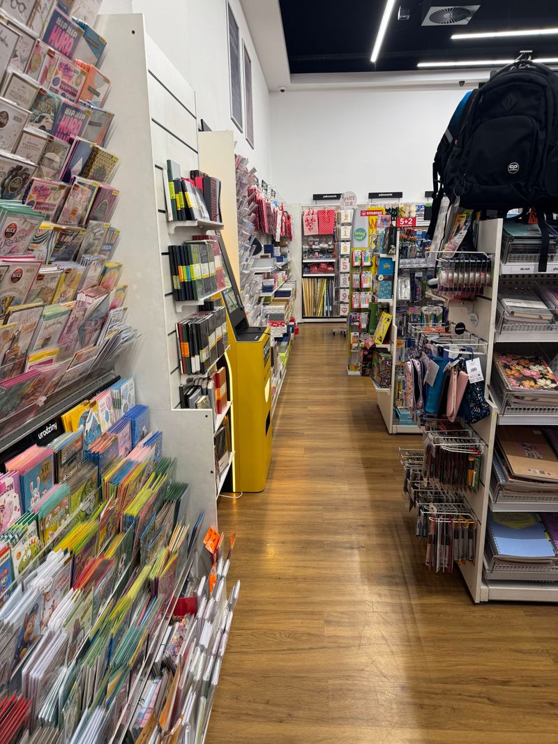 Foto kiosk PhotoAiD z drukiem dokumentów A4 w salonie Empik w Galerii Bronowice