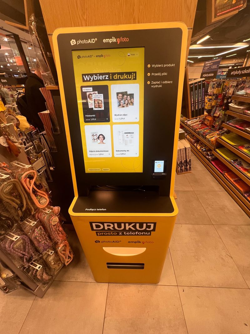 Żółto-czarny foto kiosk PhotoAiD do wydruku zdjęć i dokumentów w Empik Galeria Dominikańska
