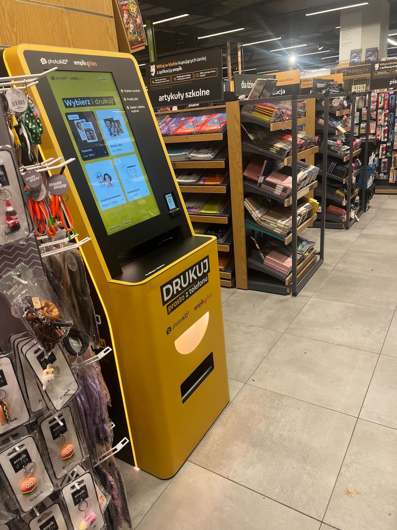 Samoobsługowy foto kiosk PhotoAiD na parterze Galerii Dominikańskiej we Wrocławiu
