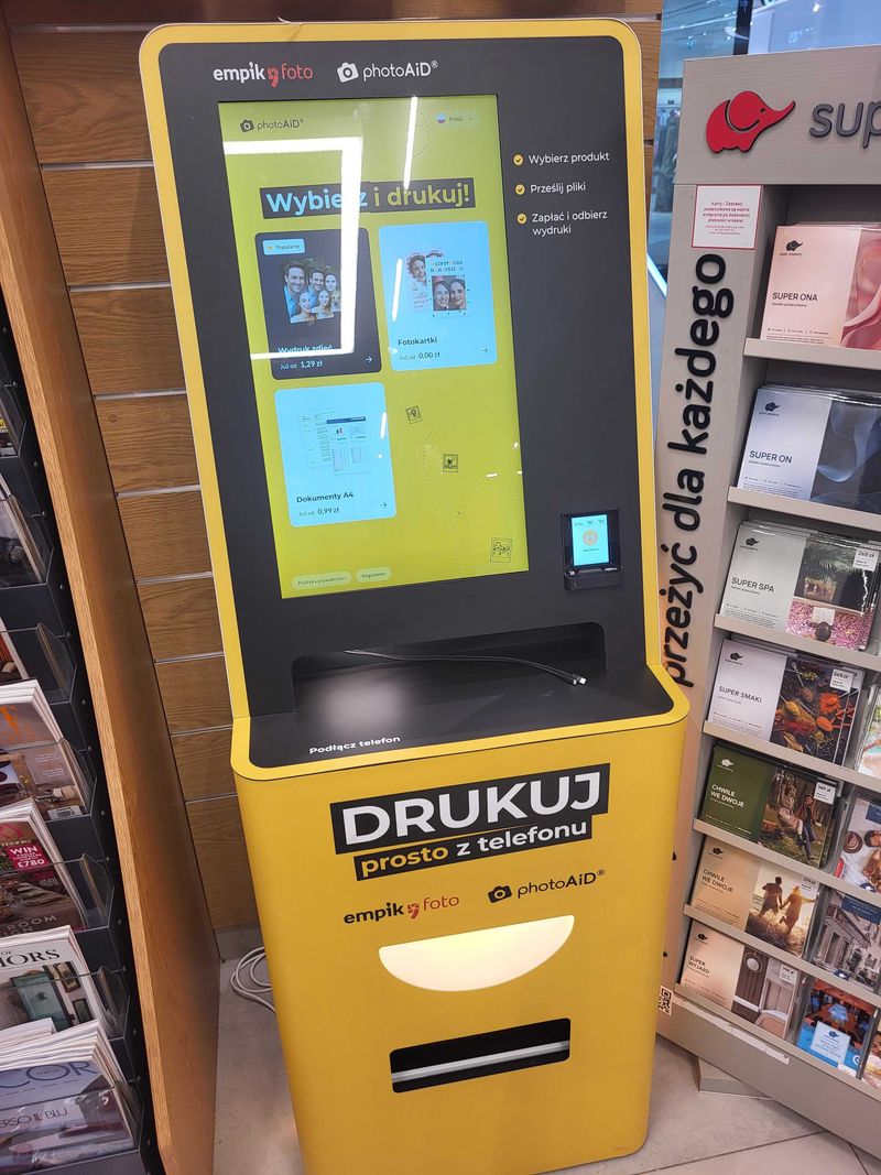 Ekran foto kiosku PhotoAiD z wyborem wydruku zdjęć i dokumentów A4 w Empik Galeria Kazimierz