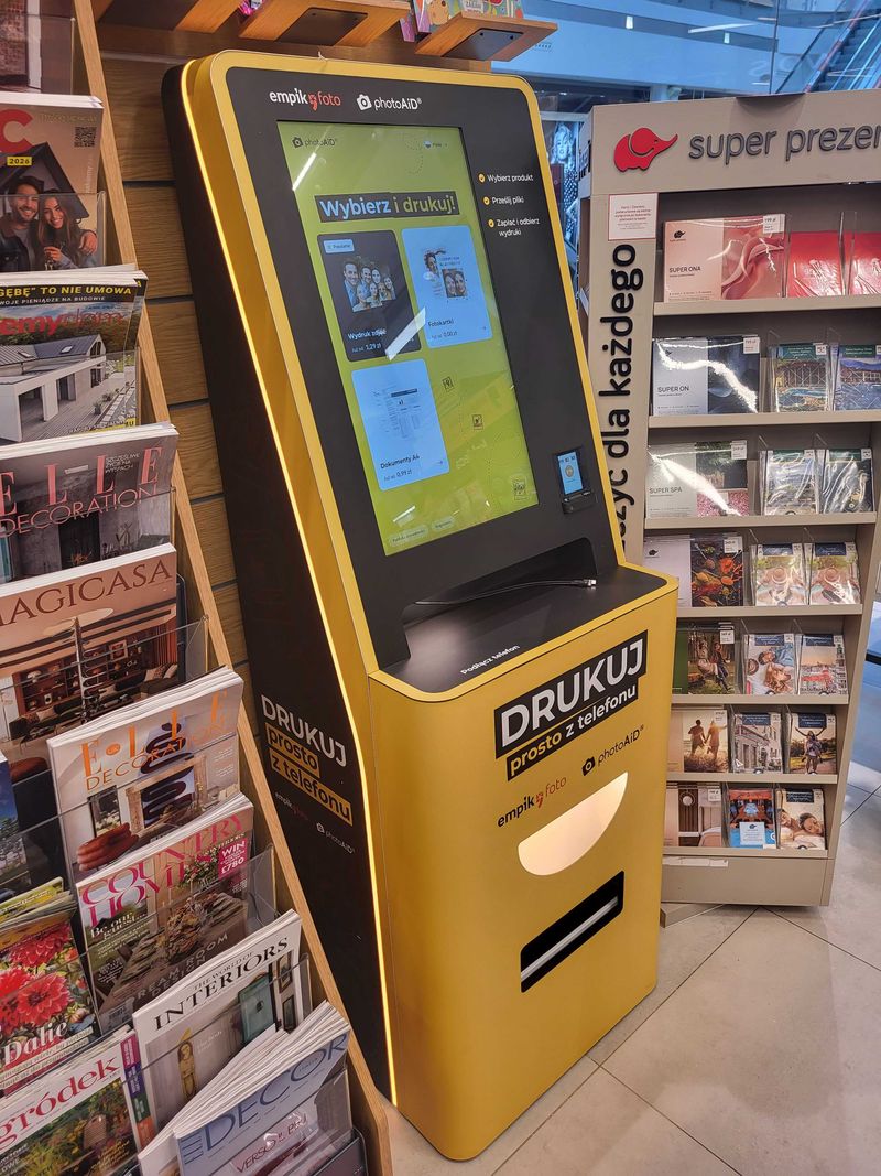 Samoobsługowa drukarnia PhotoAiD w Empik Galeria Kazimierz widziana z boku