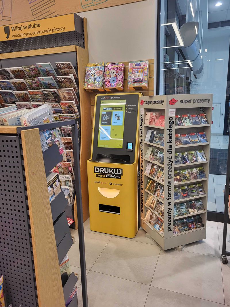Foto kiosk PhotoAiD w dziale prasowym salonu Empik w Galerii Kazimierz