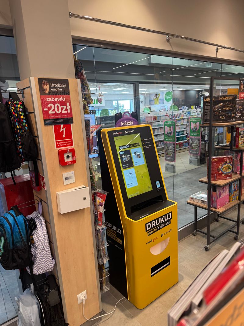 Foto kiosk PhotoAiD przy witrynie salonu Empik w Galerii Konstantynów, widok od strony pasażu