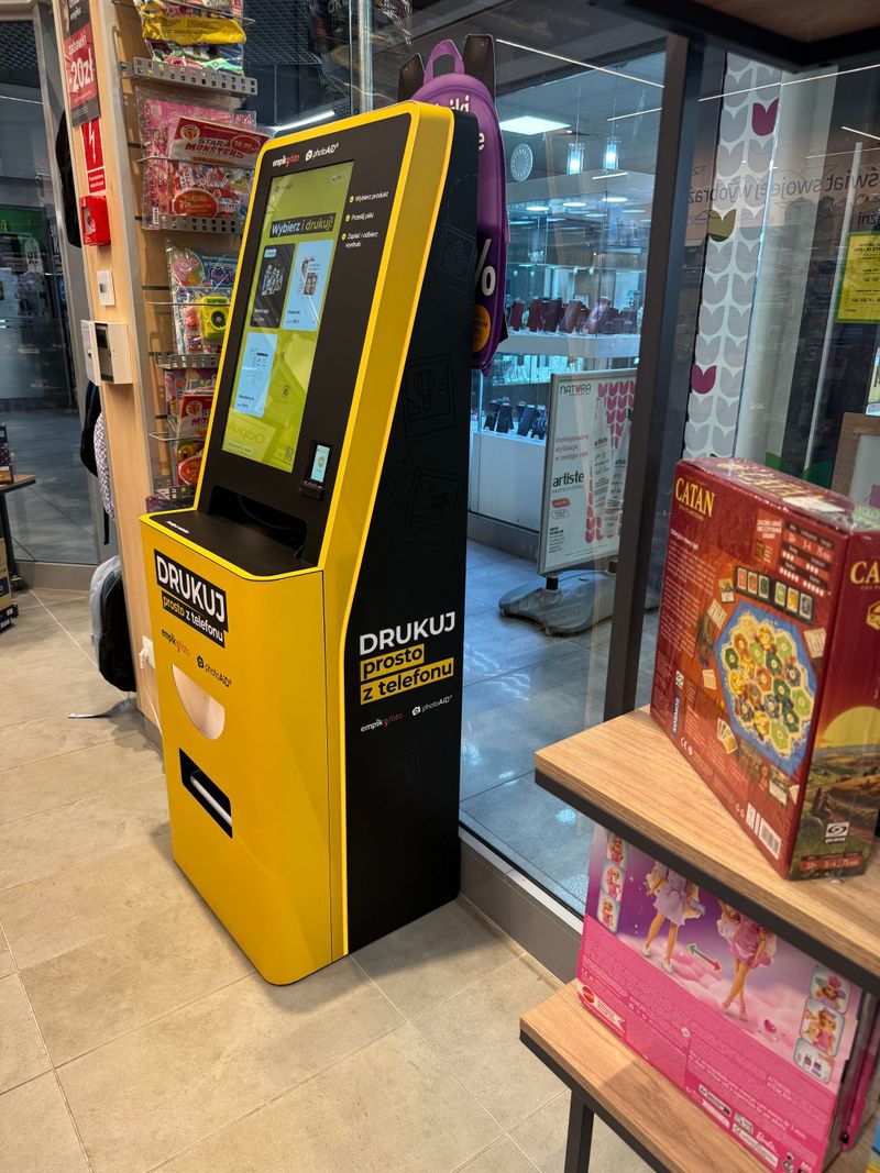 Samoobsługowy foto kiosk PhotoAiD do wywoływania zdjęć i druku dokumentów A4 w Empiku w Konstantynowie Łódzkim