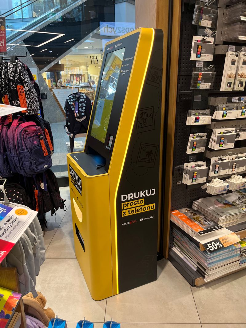 Samoobsługowa drukarnia PhotoAiD w Empik Galeria Krakowska widziana z boku