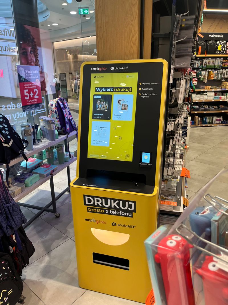 Foto kiosk PhotoAiD do wywoływania zdjęć i druku dokumentów A4 w Empik Galeria Krakowska