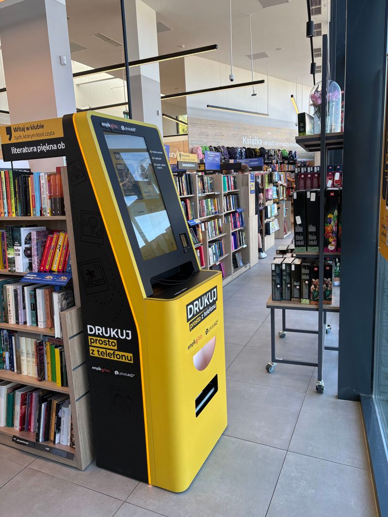 Foto kiosk PhotoAiD do wywoływania zdjęć z telefonu w Empiku w Galerii Orkana w Lublinie