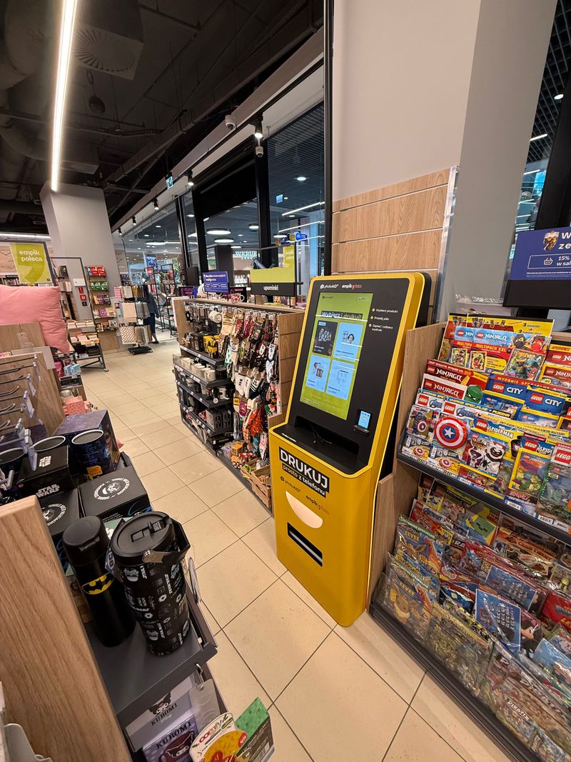 Żółto-czarny foto kiosk PhotoAiD do wydruku zdjęć i dokumentów w Empik Galeria Przymorze