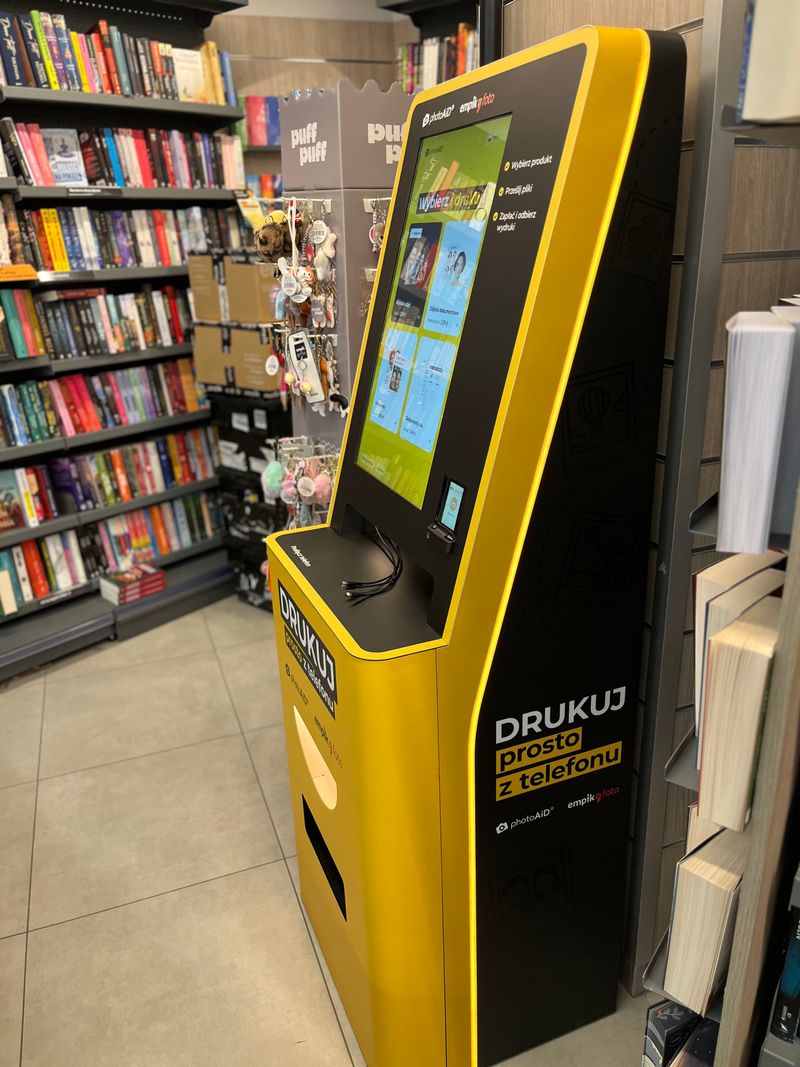 Żółto-czarny foto kiosk PhotoAiD do wydruku zdjęć i dokumentów w Empik Galeria Zaspa