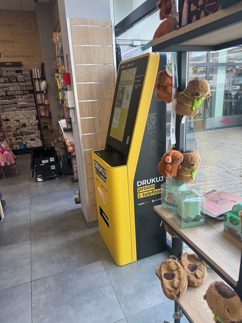 Foto kiosk PhotoAiD do wywoływania zdjęć w salonie Empik w Zgierzu