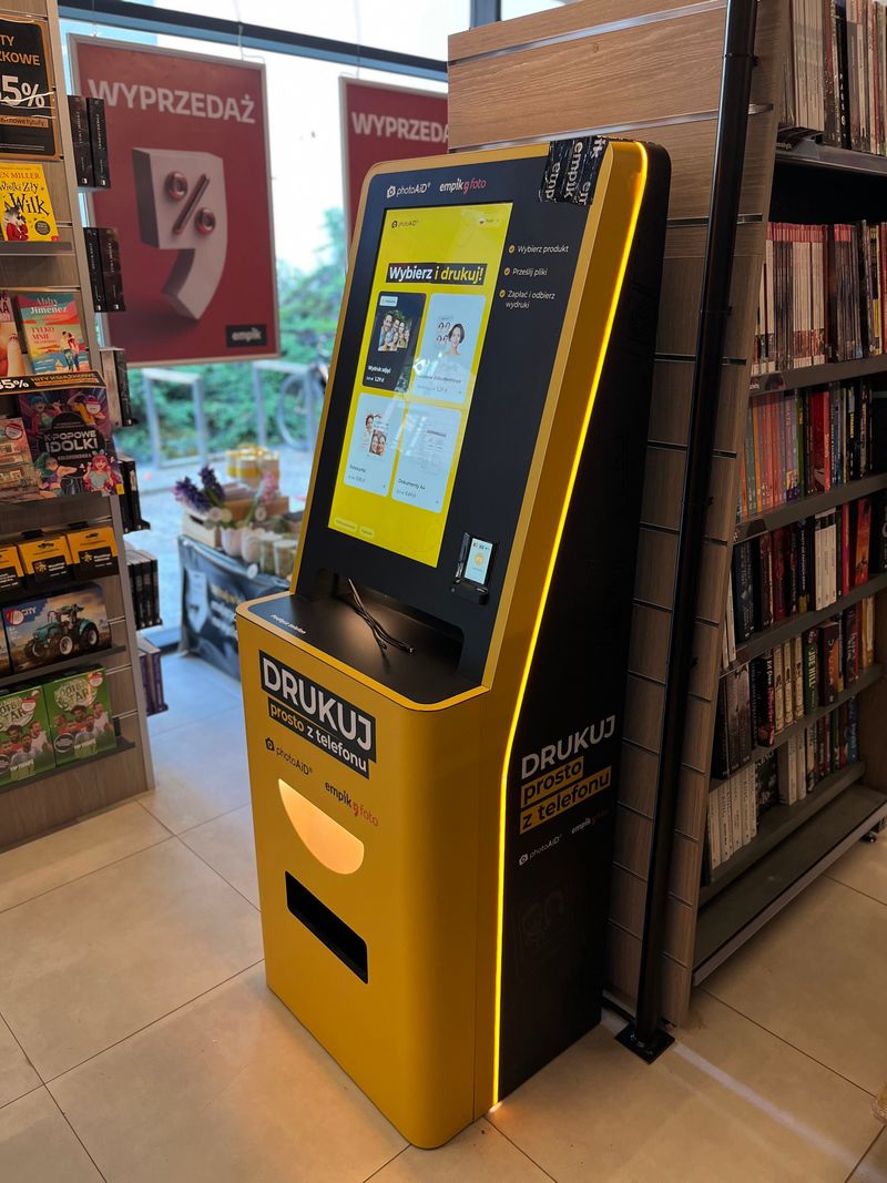 Żółto-czarny foto kiosk PhotoAiD do wydruku zdjęć i dokumentów w Empik Gdańsk Garnizon
