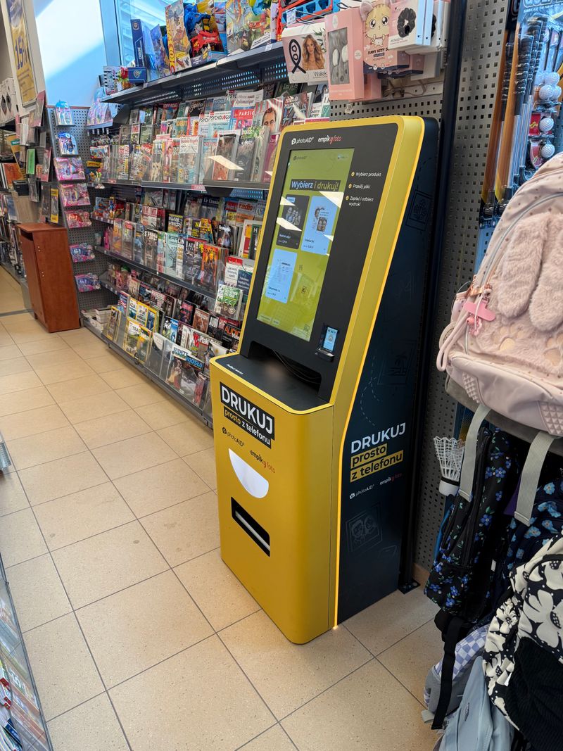 Żółto-czarny foto kiosk PhotoAiD do wydruku zdjęć i dokumentów w Empik Gdańsk Matarnia