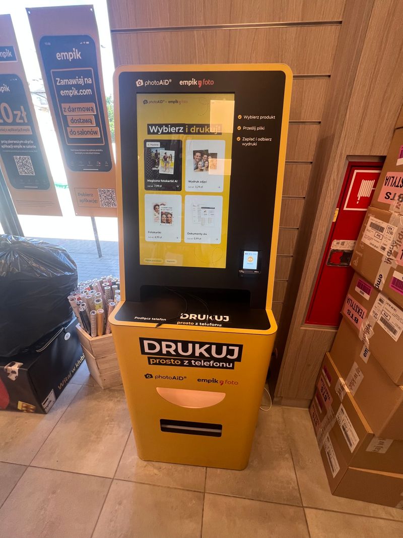 Żółto-czarny foto kiosk PhotoAiD do wydruku zdjęć i dokumentów w Empik Gdańsk Nieborowska