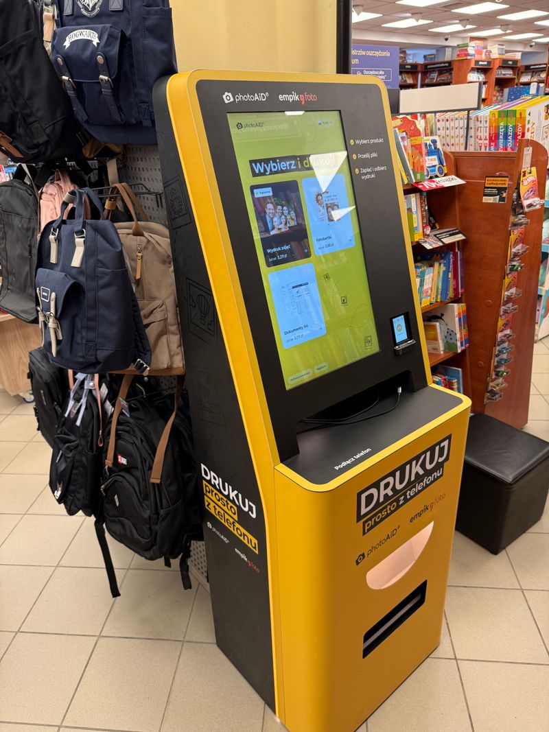 Foto kiosk PhotoAiD do wywoływania zdjęć i druku A4 w Empiku Gdynia Centrum