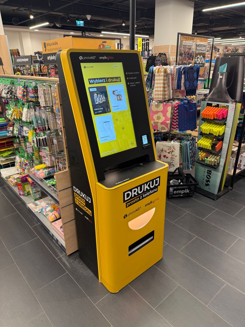 Foto kiosk PhotoAiD do wywoływania zdjęć i druku A4 w Empiku w Galerii Klif w Gdyni