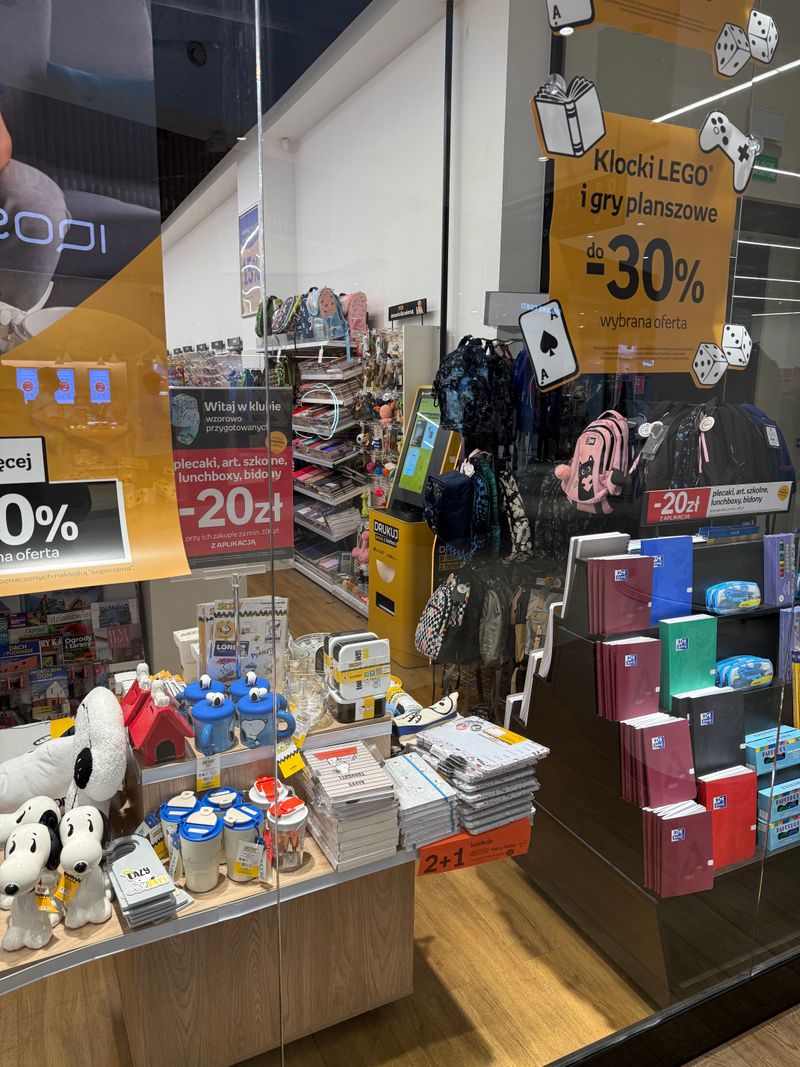 Wejście do salonu Empik w Centrum Riviera w Gdyni, w którym stoi foto kiosk PhotoAiD