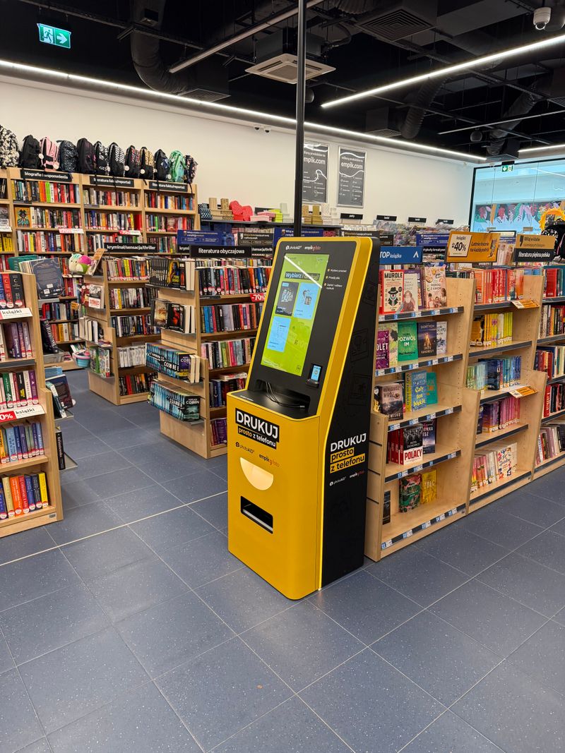 Foto kiosk PhotoAiD do wywoływania zdjęć i druku A4 w Empiku w Galerii Szperk