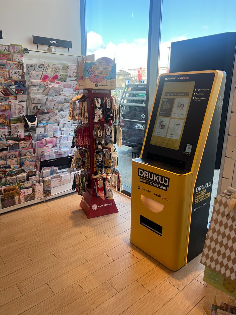 Wywoływanie zdjęć i druk A4 w foto kiosku PhotoAiD w Empik Kraków Dekada